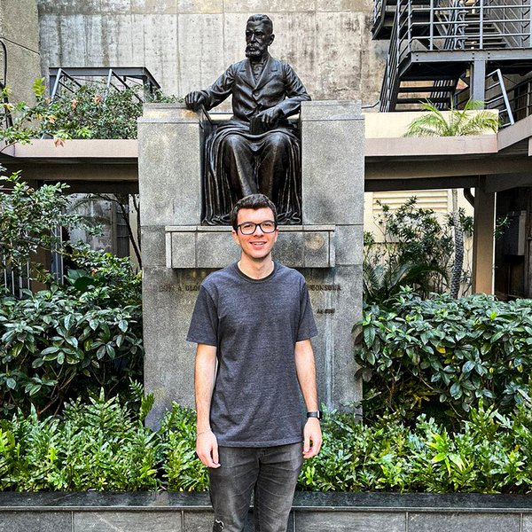 Francisco Vieira em frente à estátua de Machado de Assis